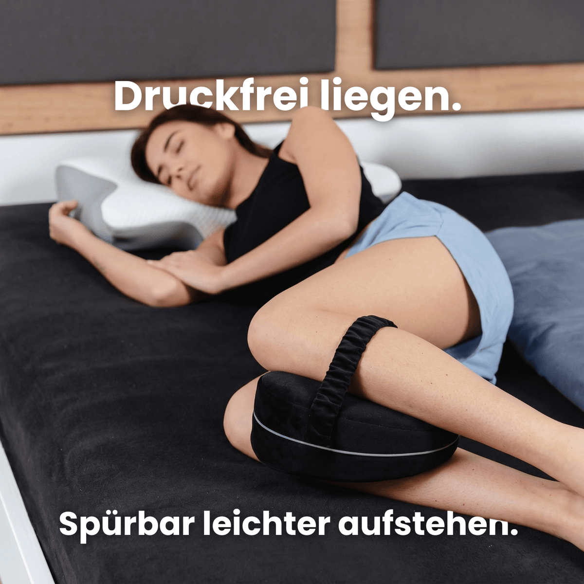 Woman lying on her side with the black KneeFit between her knees, on-image text "Druckfrei liegen"
