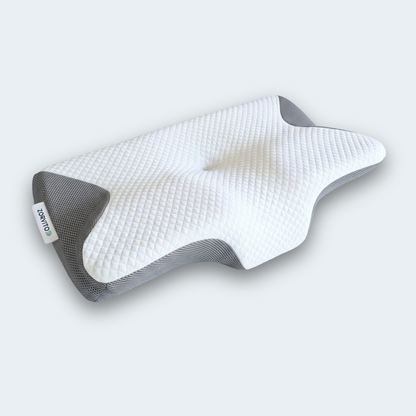 SleepFit Kissen in Grau: ergonomische Form mit Nackeneinschnitt und seitlichen Armaussparungen